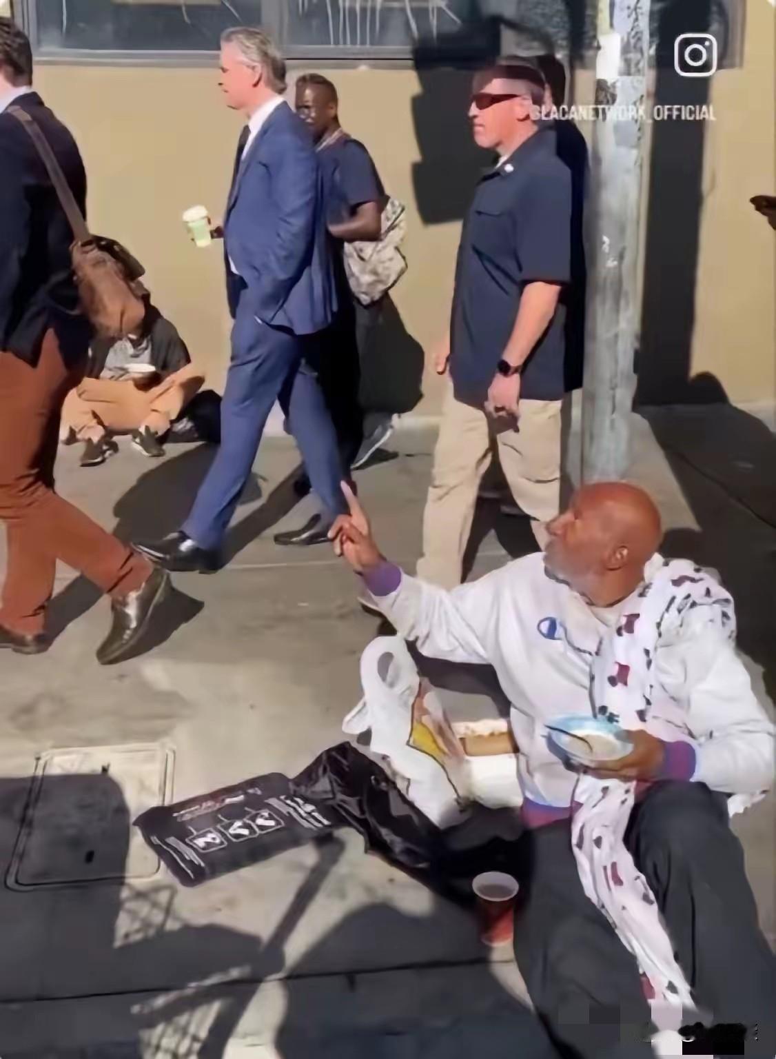 美国的斩杀线，这是最明显的了，地球上最富州州长脚蹬大皮鞋，西装革履，拿着咖啡从要