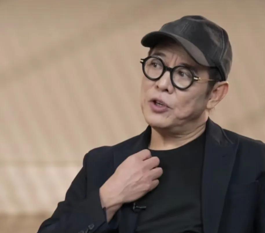 香港媒体人，讽刺这个新加坡男人；情意千斤，抵不过胸前四两。为了那胸前四两抛妻弃女