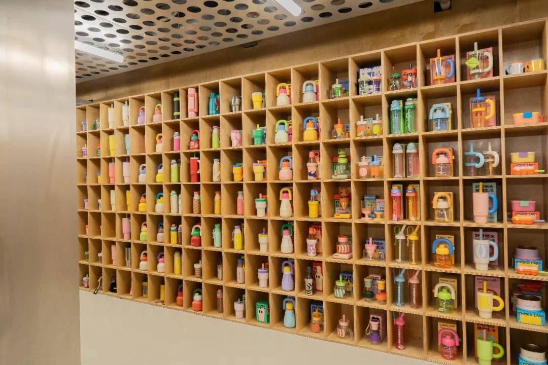 浙江85后靠“一张图”绝地求生，把水杯卖成年轻人“情绪配饰”，年入2亿背后的狠逻