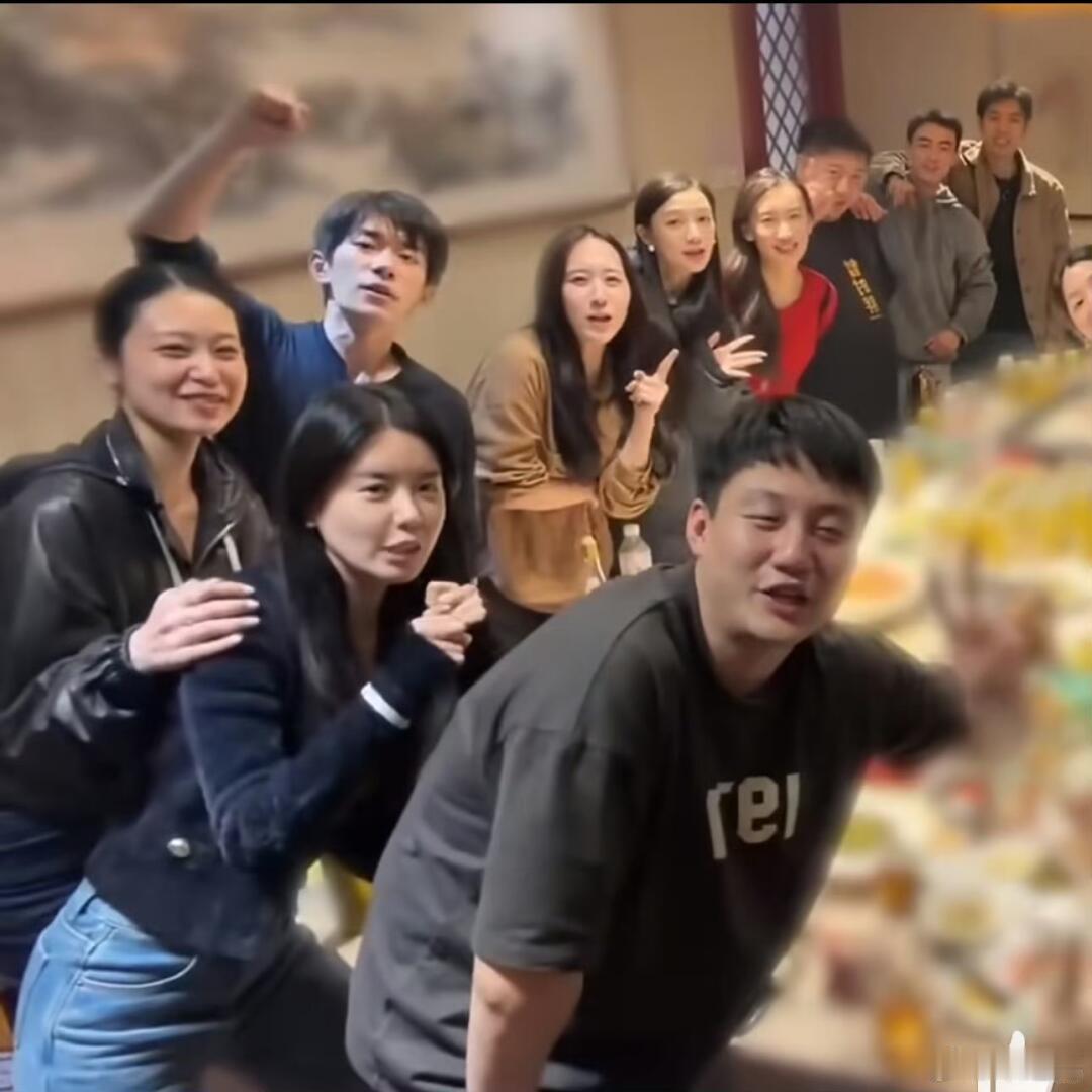 易烊千玺参加了毕业聚餐易烊千玺现在也是个顶流了。回学校拍毕业照和同学们合影聚餐一
