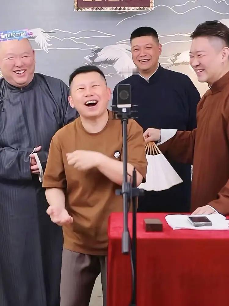 曹云金为什么远远比不了岳云鹏？原因有二：其一，“似我者死”，郭德纲的出名