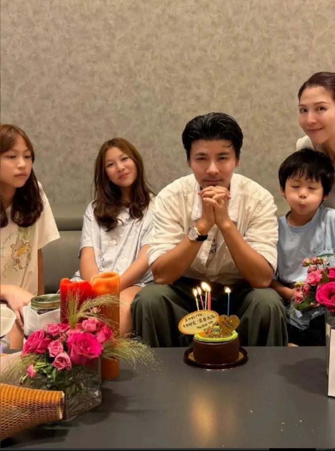 张晋过生日晒全家福了！51岁生日当天，他和蔡少芬还有俩孩子贴贴比心，画面甜到