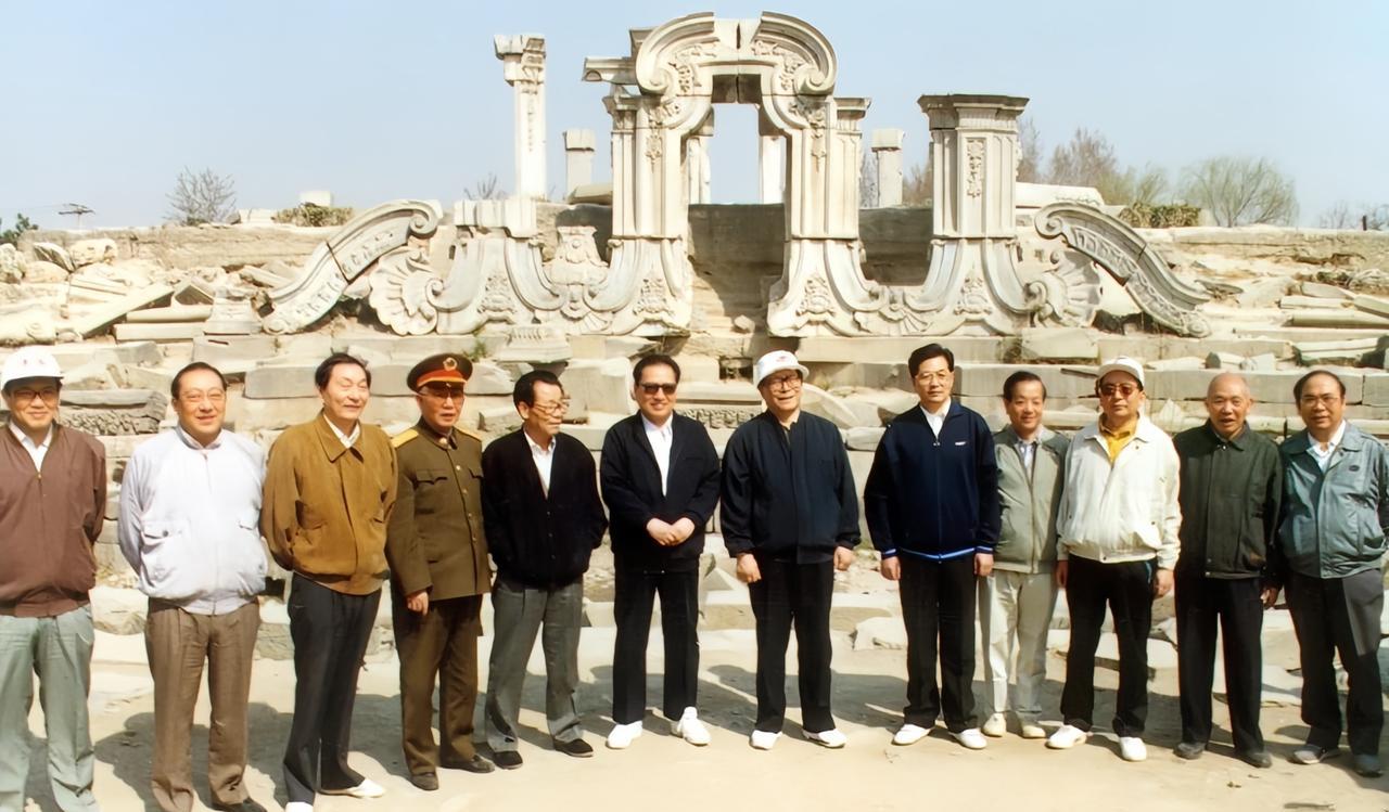 #MCN双量进阶计划#请看这张合影，后面的背景是圆明园内的西洋楼遗址。江同志和胡