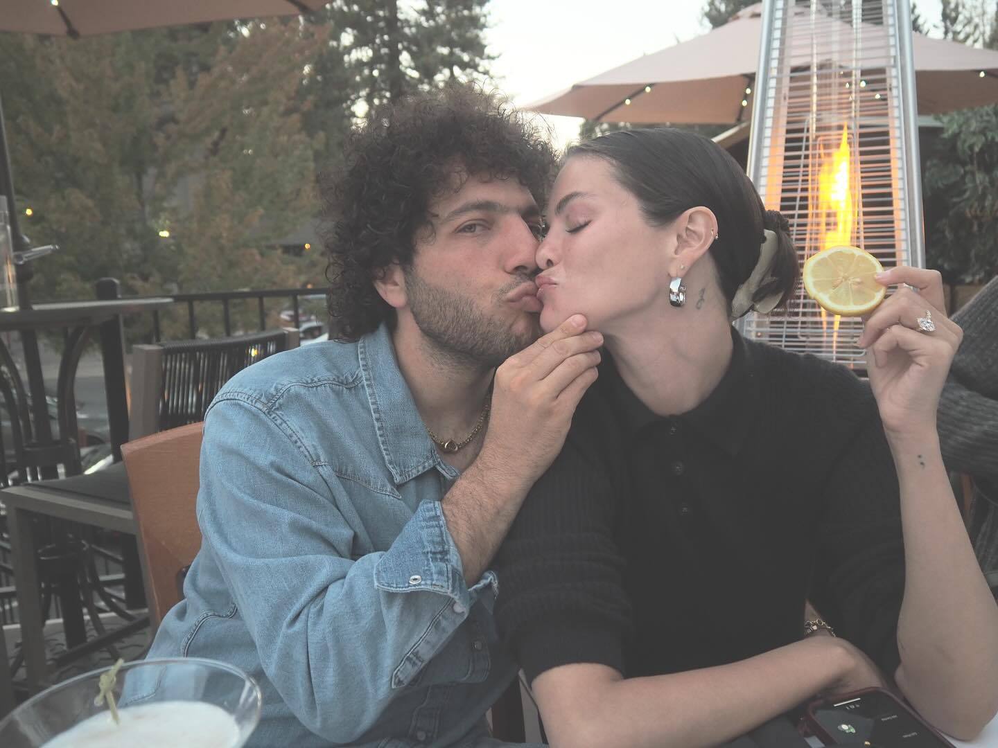 赛琳娜·戈麦斯晒度假新照，与未婚夫BennyBlanco疯狂秀恩爱。据报道二人
