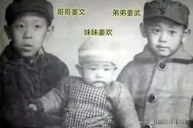 和陶虹合影的那男孩，长得像姜文少年时，他看起来一副机灵样。