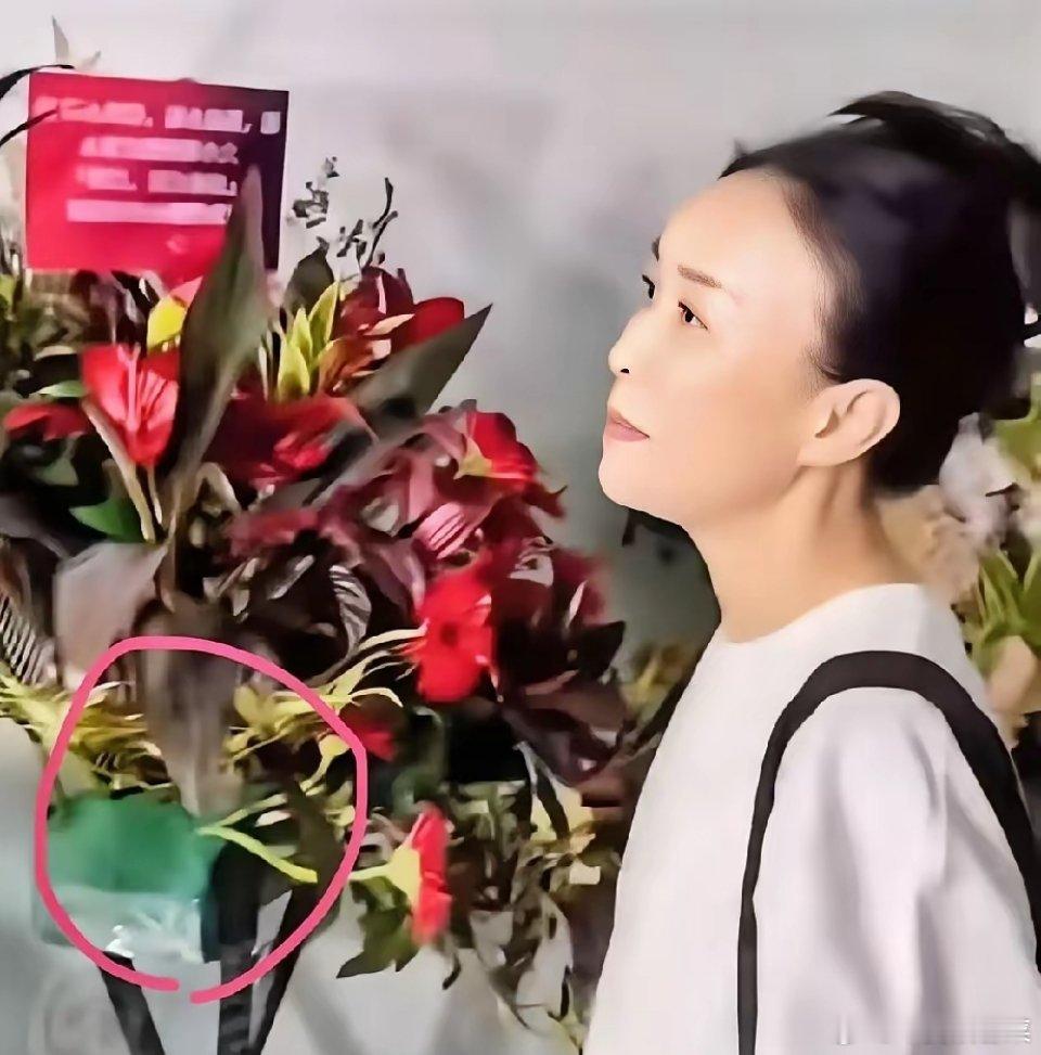 不知道你们有没有发现，那英演唱会现场那么多花篮，为啥工作人员还特意提醒那英，去看