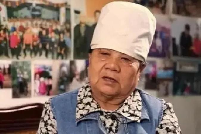 1983年，太原十三冶的家属区人人都在为企业分流犯愁。当了多年清洁队队长的韩雅