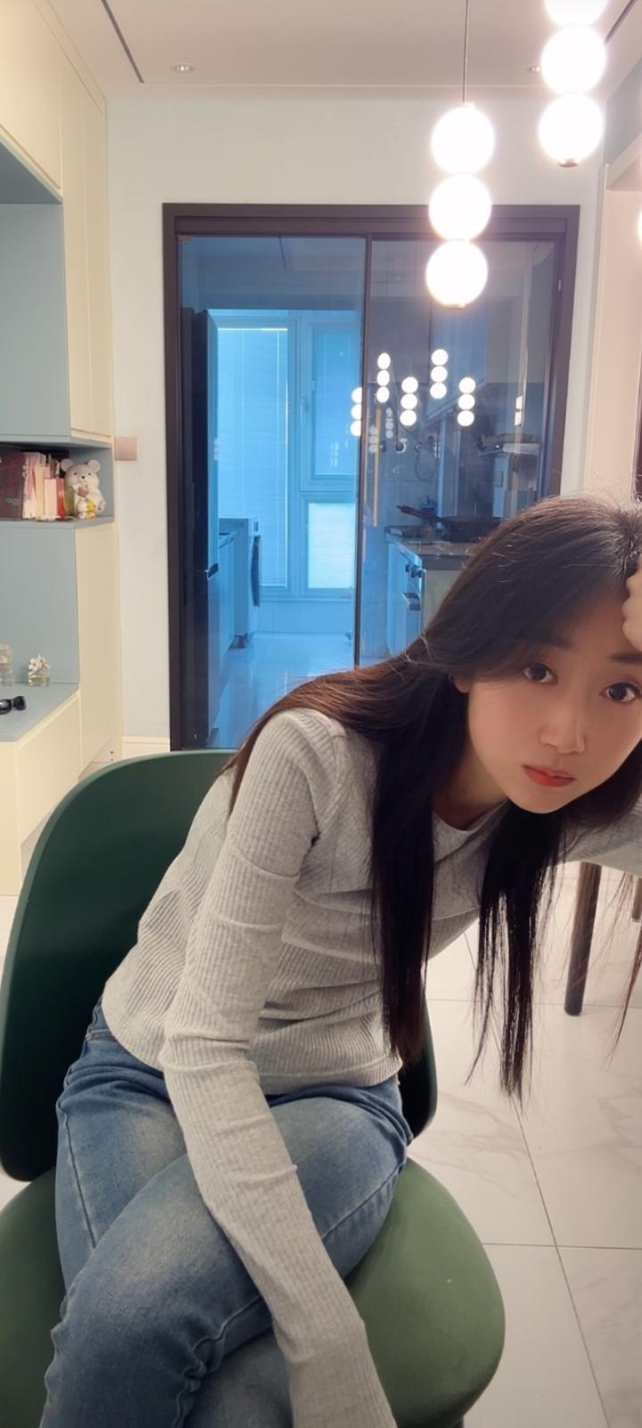 思念不用借月光去投递，它藏在每一条急于发送的讯息里。