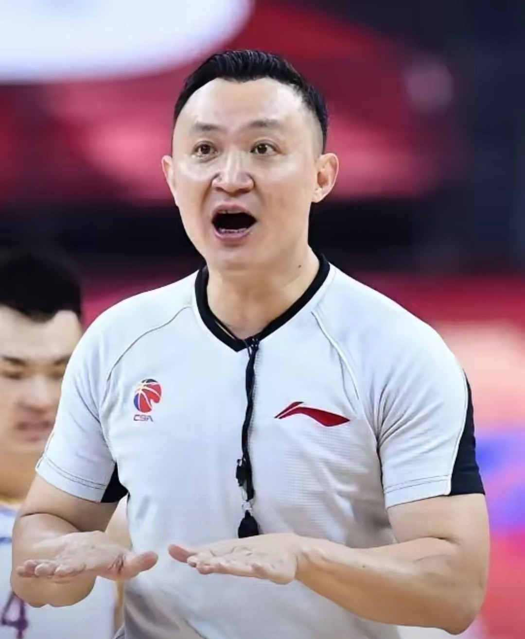 由于浙江广厦和广东男篮都同时输球，裁判闫军老师原本会吹罚广东男篮主场北京男篮G2