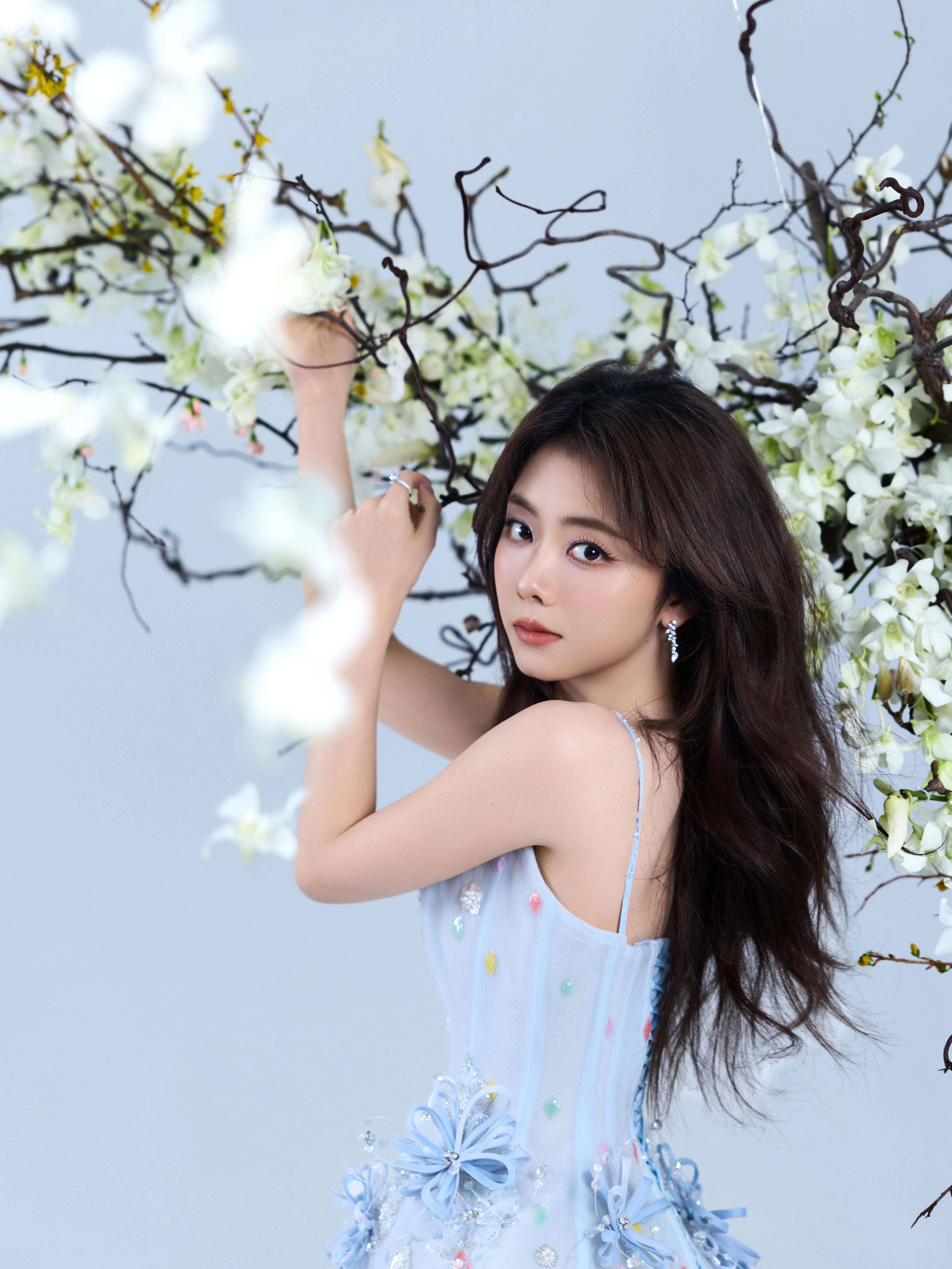 谭松韵2026百花迎春一池春水，映衬如花笑靥；百花枝头，诉说迎春浪漫两小姐一袭