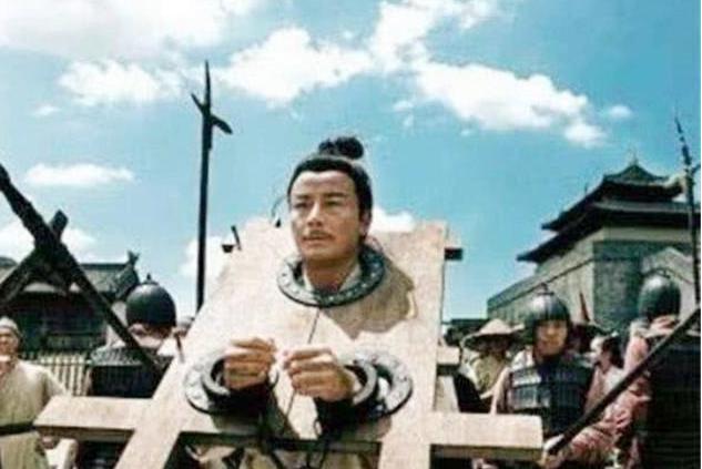 隋朝有个管押送的官员，押送70名流放囚犯去长安，走到半路，他把所有人的枷锁全解了