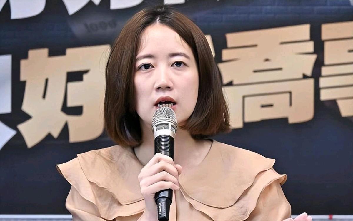 民进党点名批评郑丽文了！11月7日，民进党当局发言人戴玮姗表示，郑丽文上任后首场