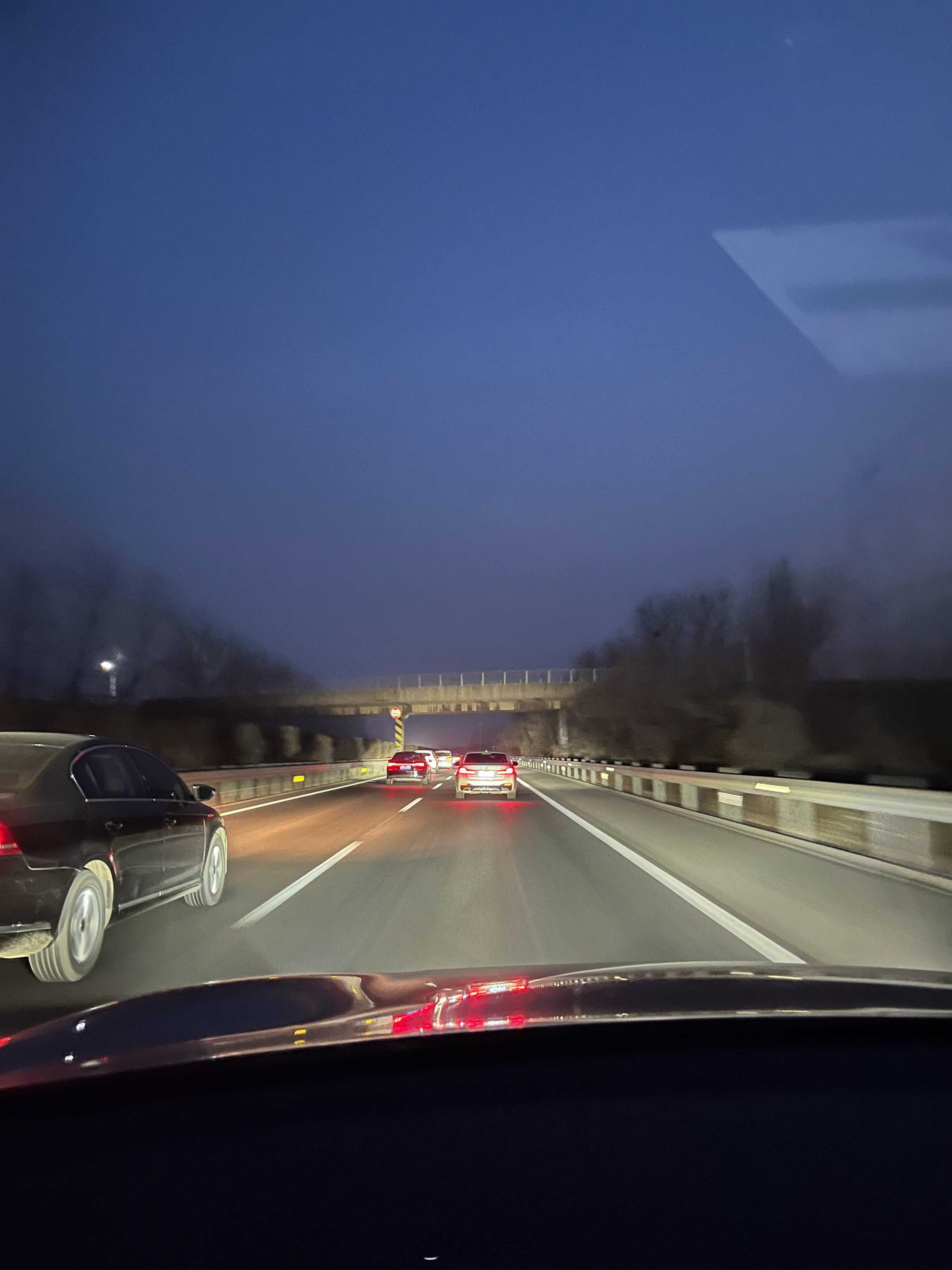 京港高速服务区充电已经排成这样了，估计路上开的时间跟充电时间差不多吧，节假日开电