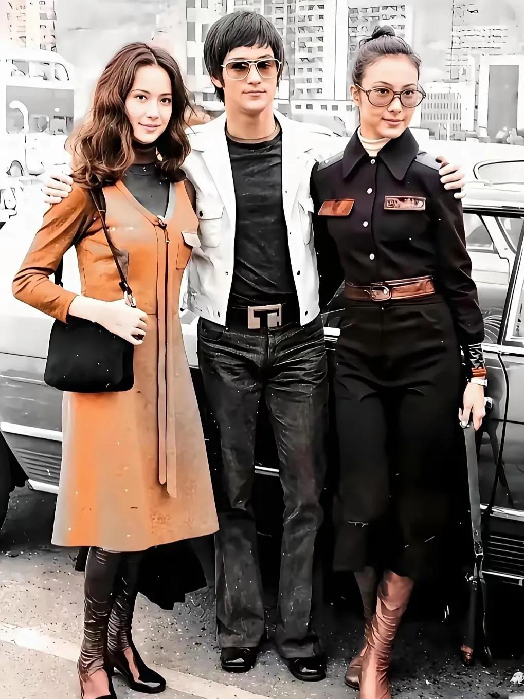 左拥右抱，这样的李小龙你羡慕吗？李小龙生前与苗可秀、衣依的一张合影。三人当时