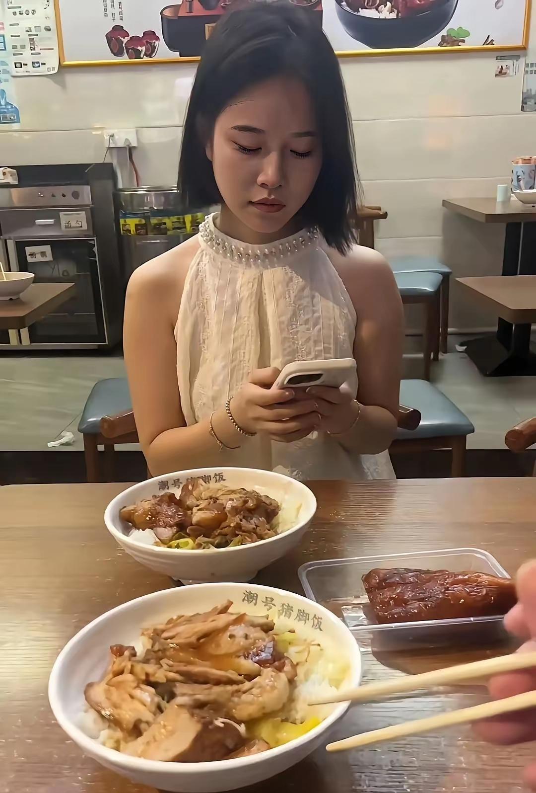 有网友抱怨说，约了一个女生几十次，好不容易约出来了，带她去吃了猪脚饭，却发现对方