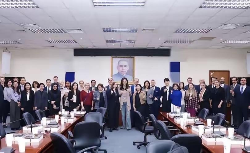 反转来了！前脚民调还把郑丽文按在4%垫底，后脚她转手就把40多国驻台代表