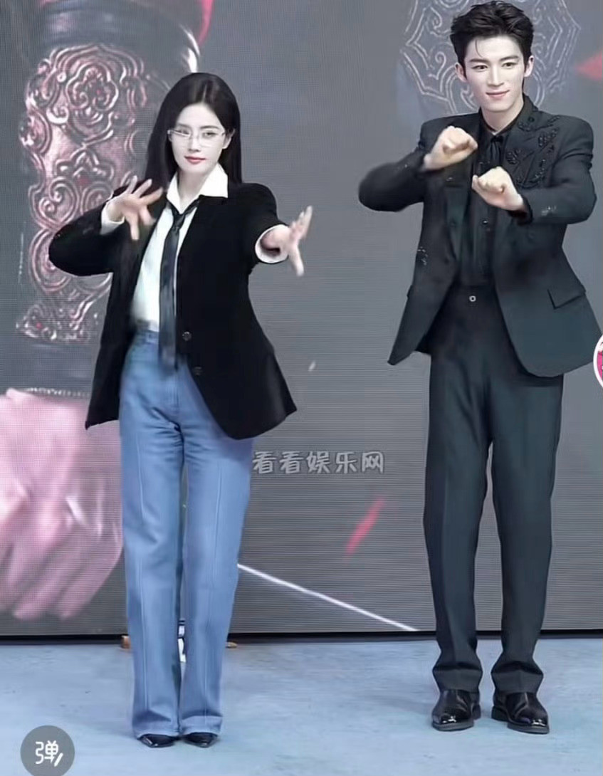 白鹿这是买家秀吧？纯为了做王星越的绿叶！白鹿女装牛仔裤