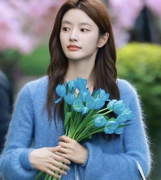 徐若晗出生在陕西西安一个知识分子家庭爸妈都是大学老师，从小就把她当宝贝一样宠着