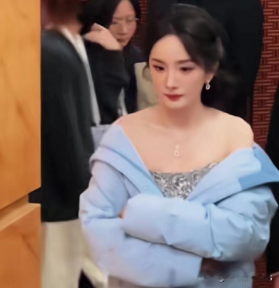 杨幂这羽绒服的穿法也太会玩啦！露肩穿棉袄，既保暖又时髦，让人摸不准她究竟是