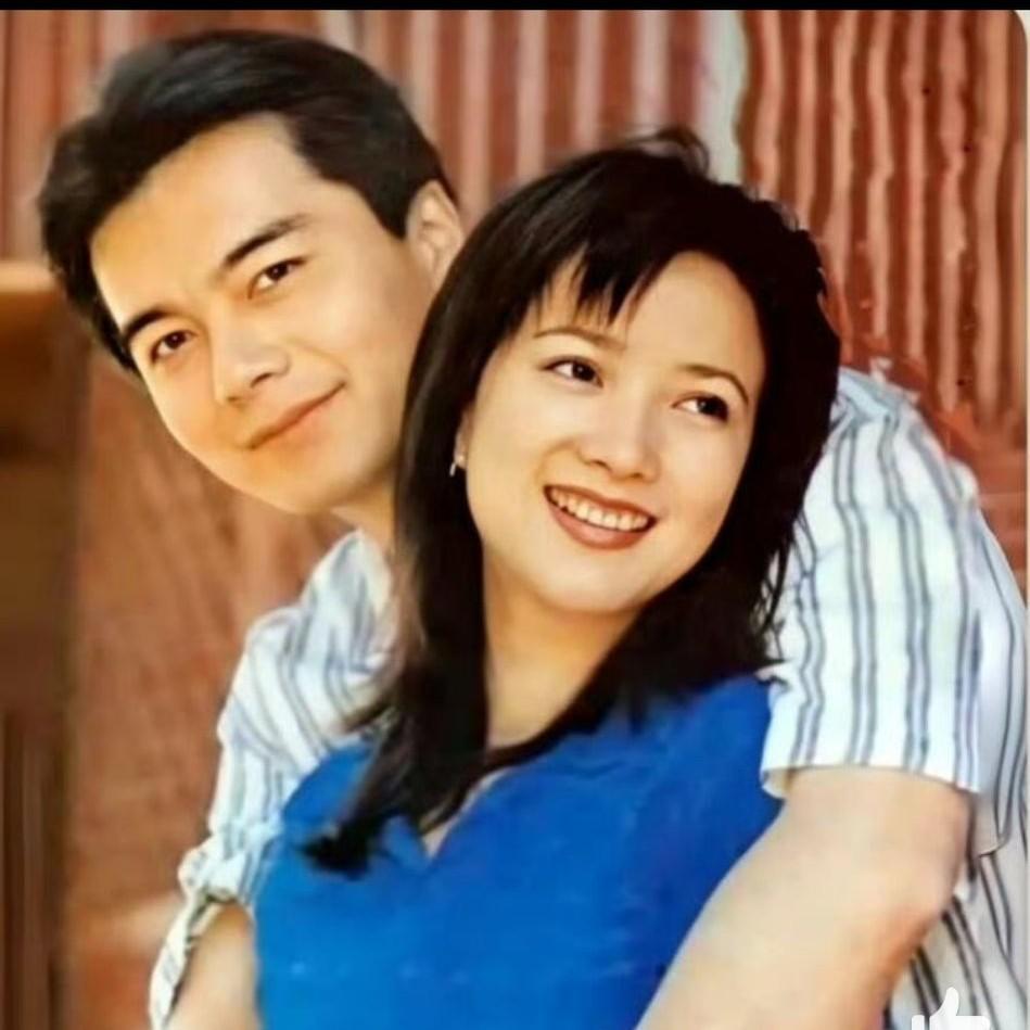 不愧是结了4次婚的男人有网友发现在何晴的告别仪式上，前夫许亚军居然没出现，反