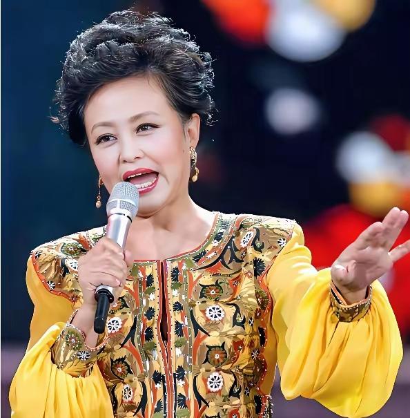 荒唐联姻毁尽亲情！朱明瑛离异后前夫娶亲妹小姑子，姐妹从此渐行渐远，亲戚相处尴尬至