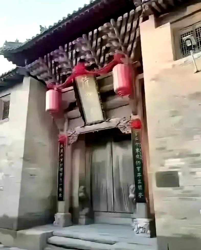 古人设计的叫“吞金门”；现代人设计的是“绝户坡”。一正一邪，高下立分。从风水