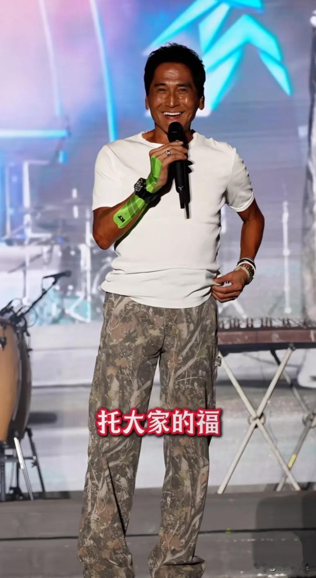 齐秦消失了大半年，他说他是去美国看母亲，老母亲100岁了！但是看他黑成这样的肤