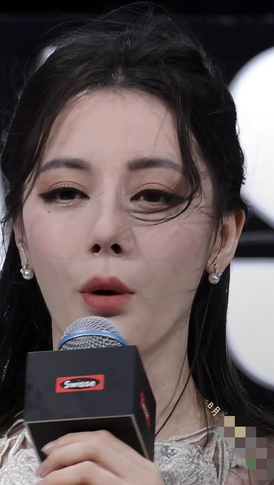 她为啥总是有点显年龄，真人到底长什么样子，有人见过吗？