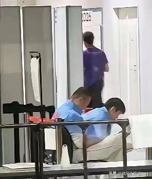 莎莎和马导一起坐着等待尿检的画面。据说当时已经是日本时间凌晨一点多了。昨晚打