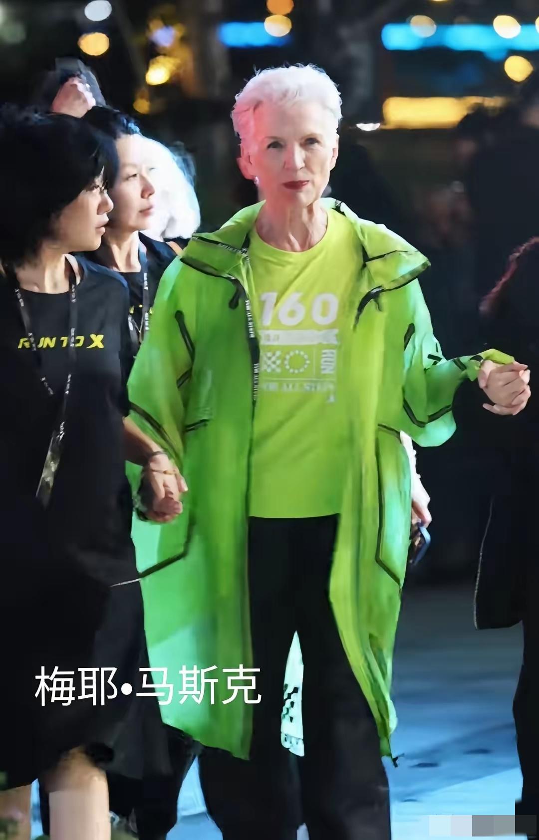 这也许就是马斯克不愿去印度建厂的原因之一吧，同样是首富的家人，马斯克的老娘在中国