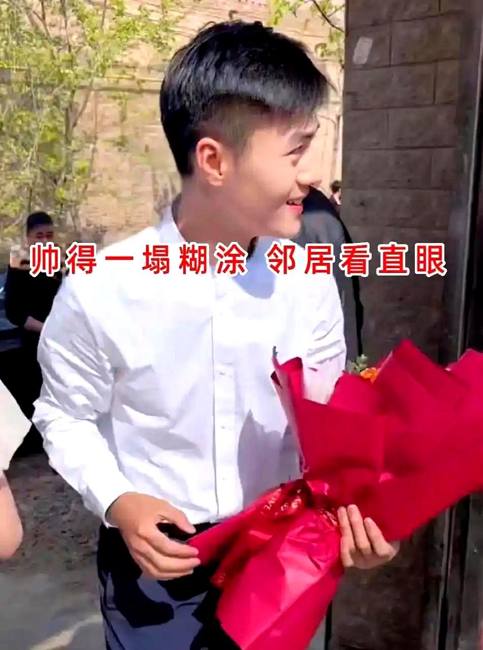 河南农村的订婚宴一开场，热搜味儿就来了：22岁小伙白衬衫配黑裤，寸头利落，笑起梨