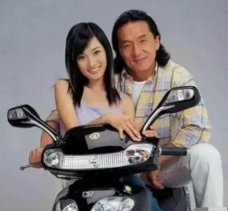 2003年，49岁的成龙搂着17岁的杨幂拍摩托车广告，笑的特别开心。当时他的片酬