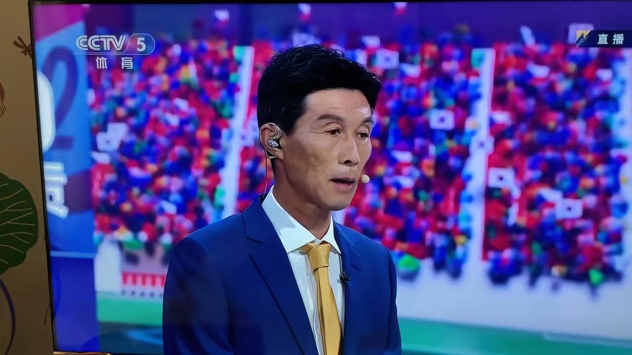 足球解说是需要给出一定留白的，这两位道是不惜言语，整场比赛唠唠叨叨，从来没有停下