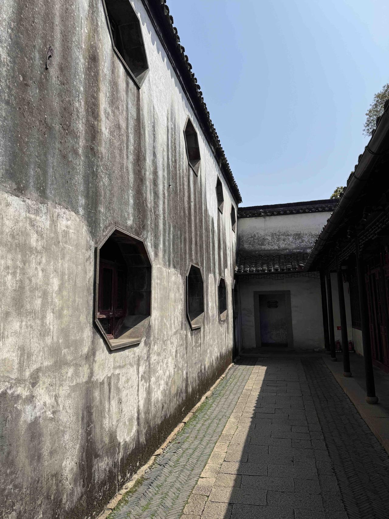 今天畅游同里古镇，小桥流水潺潺，古韵清风拂面，满眼皆是温柔江南。