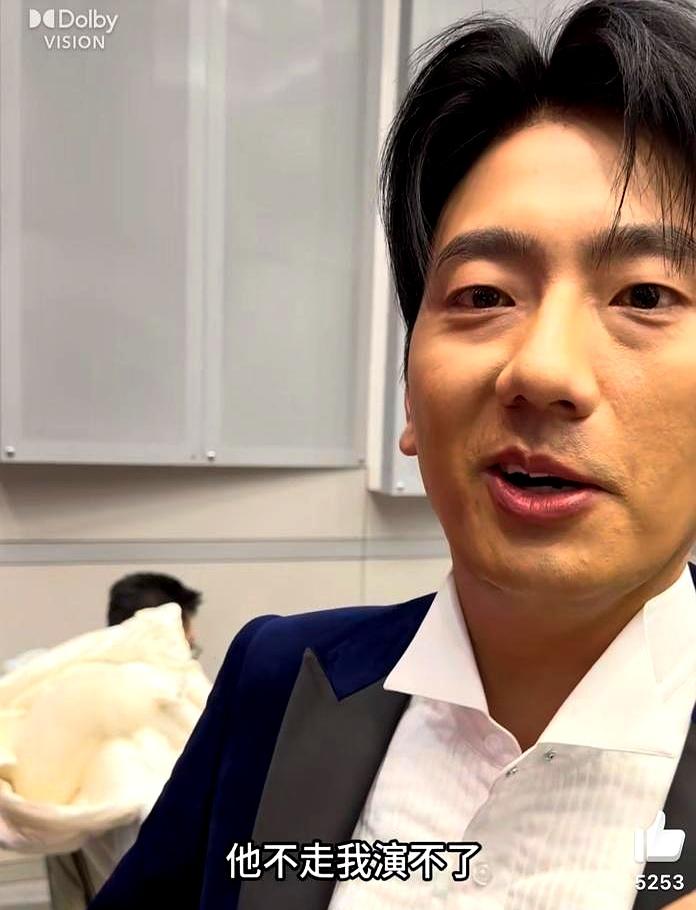 春晚唱完歌，海来阿木立马飞回大凉山，你说他图啥？说白了，舞台上的光鲜亮丽对他来