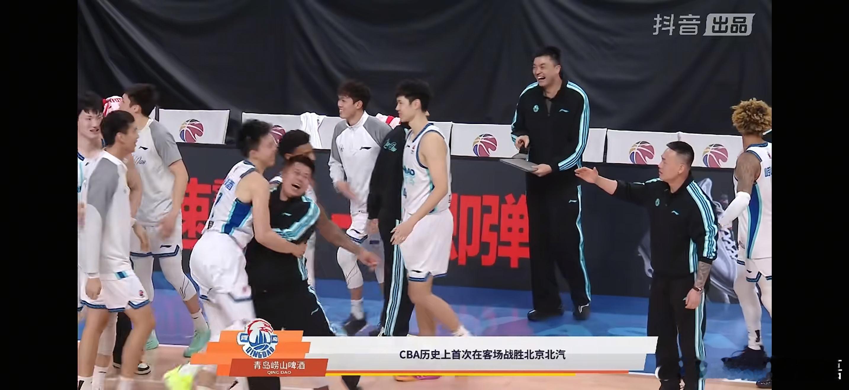 青岛男篮在核心外援威瑟斯庞缺阵的情况下客场险胜北京，结束五连败。北京最后时刻连续