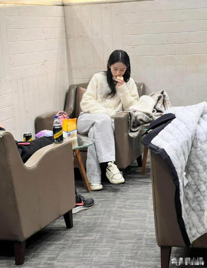 周也素颜竟然这么牛，吃小零食的样子好真实啊​​​