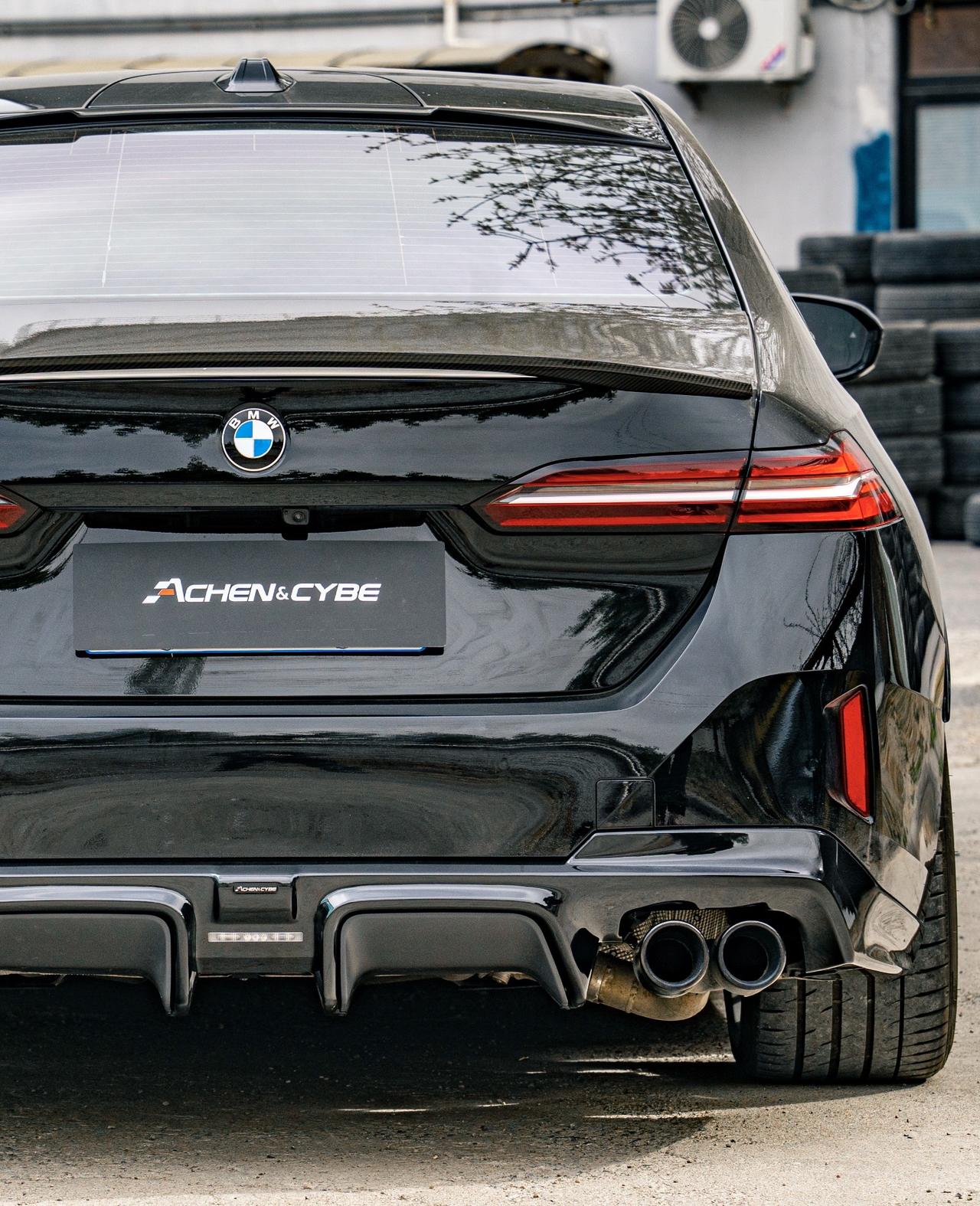 这才是大佬座驾！全国首装。雷肯茨博全新亮黑宝马新5系G68ABS后唇全国首装，