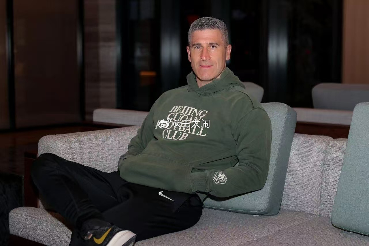 北京国安京沪大战活久见，国安赛前发布会选在1045，上午开，1100工体踩场训