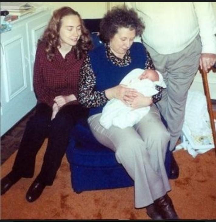 那年希拉里母亲抱着外孙女切尔西，小小的切尔西很可爱。后来切尔西当了母亲，她抱着自