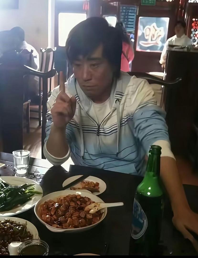 2010年左右的于和伟，在小饭馆里竖着指头和朋友聊天，桌上摆着啤酒和家常菜。那时候他还没大红大紫，没