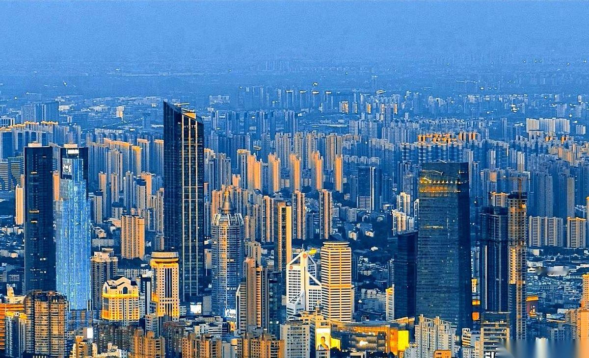 炸了。那个坐了30年头把交椅的大哥，第一次在“花钱”这件事上，被隔壁老苏给反超