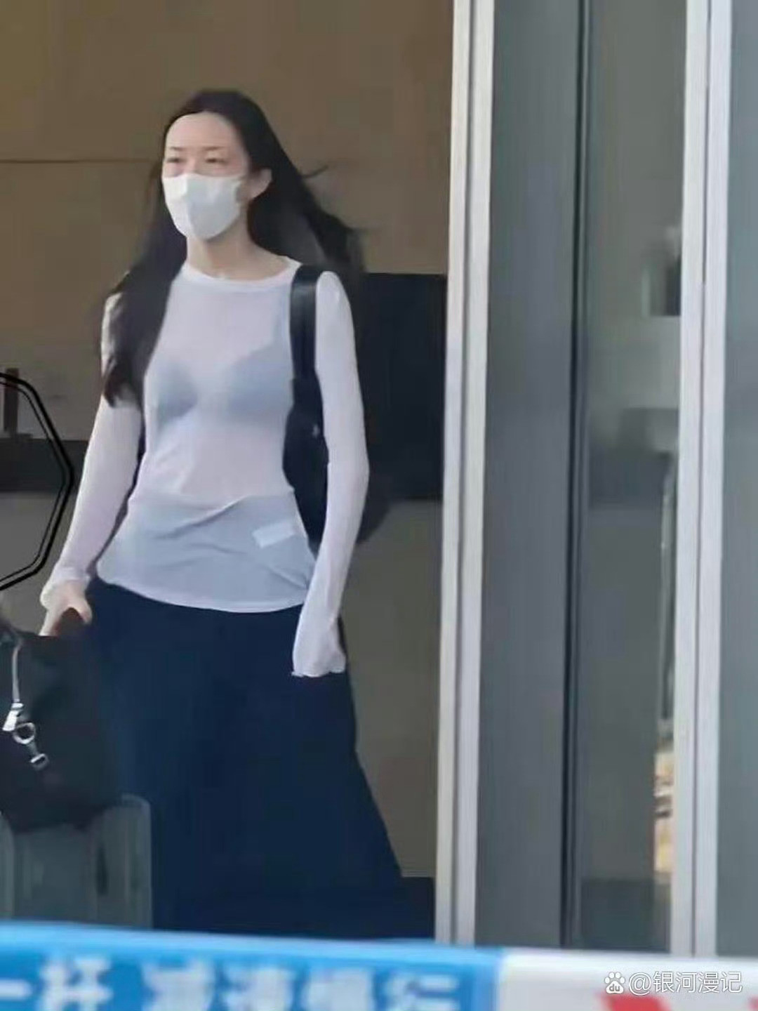 王菲还是为自己种的苦果买了单！放下了身段飞去云南找女儿李嫣，亲自接她回北京，却在机场被李嫣全程甩脸色