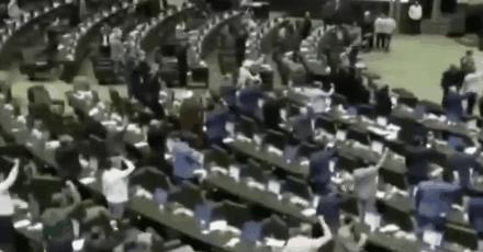 伊朗确实一点也没有变啊，这段视频就是6月25日伊朗议会以221票赞成、0票反对、
