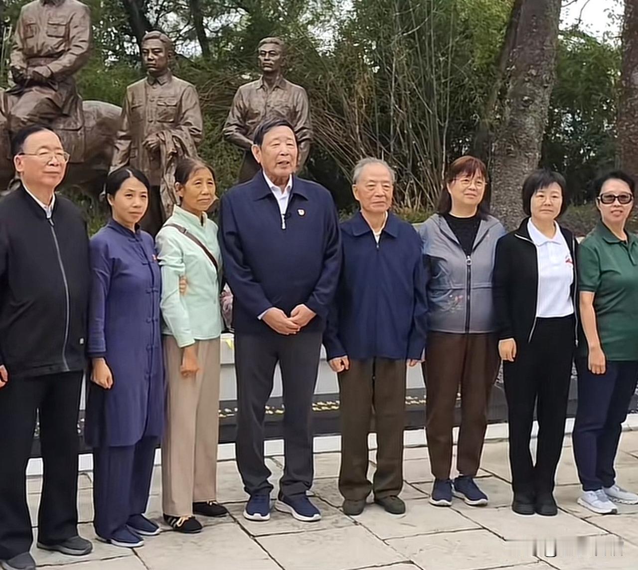 这一幕令多少人动容落泪!东海行动小组烈士的后代们终于齐聚一堂了!