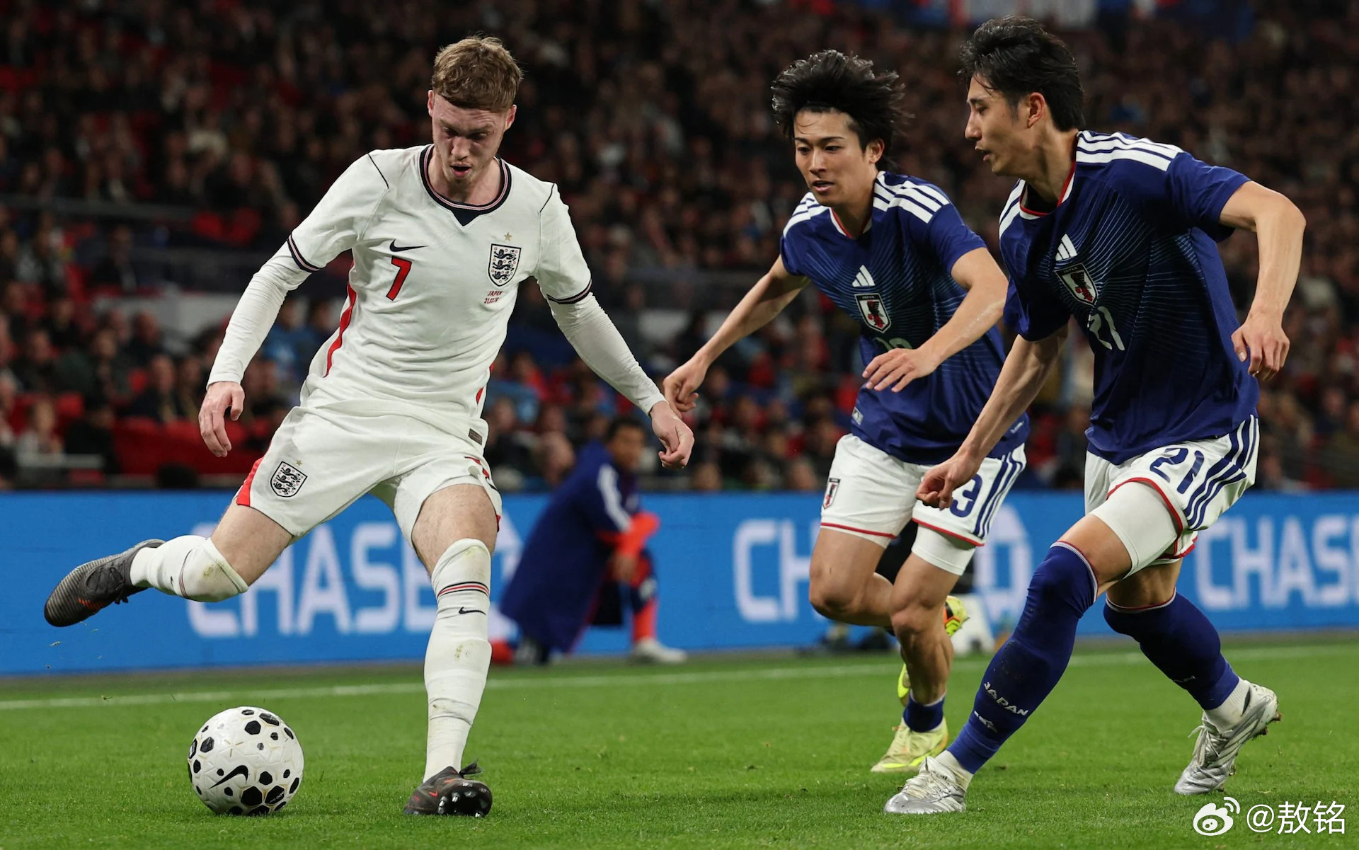 英格兰0比1日本日本队在多次热身赛，几乎把世界强队都赢了一个遍。2023年9月