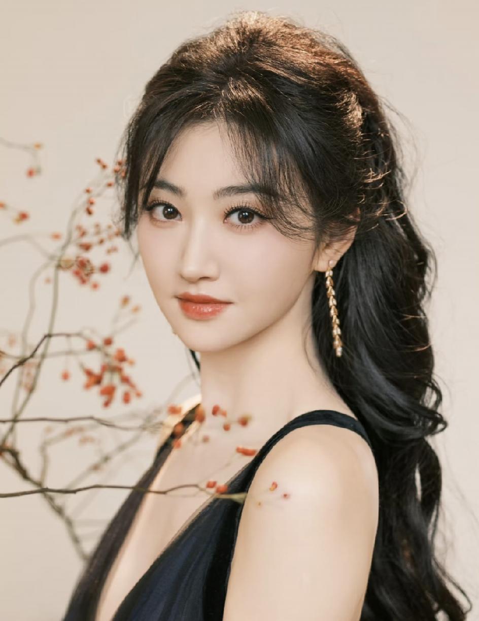 我猜测，路征很大概率，就是景甜这短短一生中，演艺事业的最/强/力推动者了。