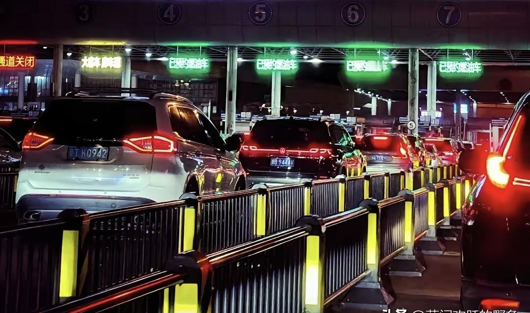 去年春运刚开始，徐闻港排队几公里，抖音上全是长龙视频。但真去过的人都说，现在过海