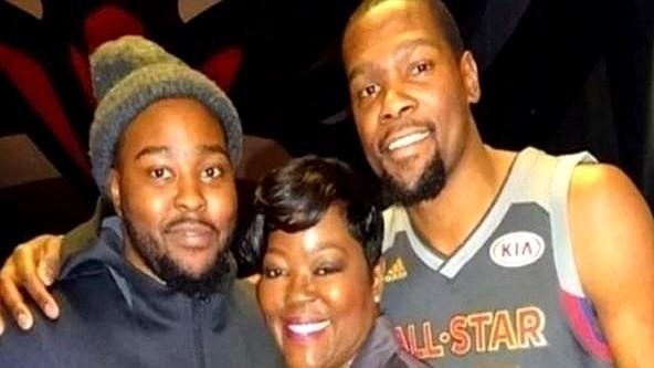 杜兰特请假的原因肯定是健康问题，传闻他的母亲身体状况不太好。他接下来缺席对战太