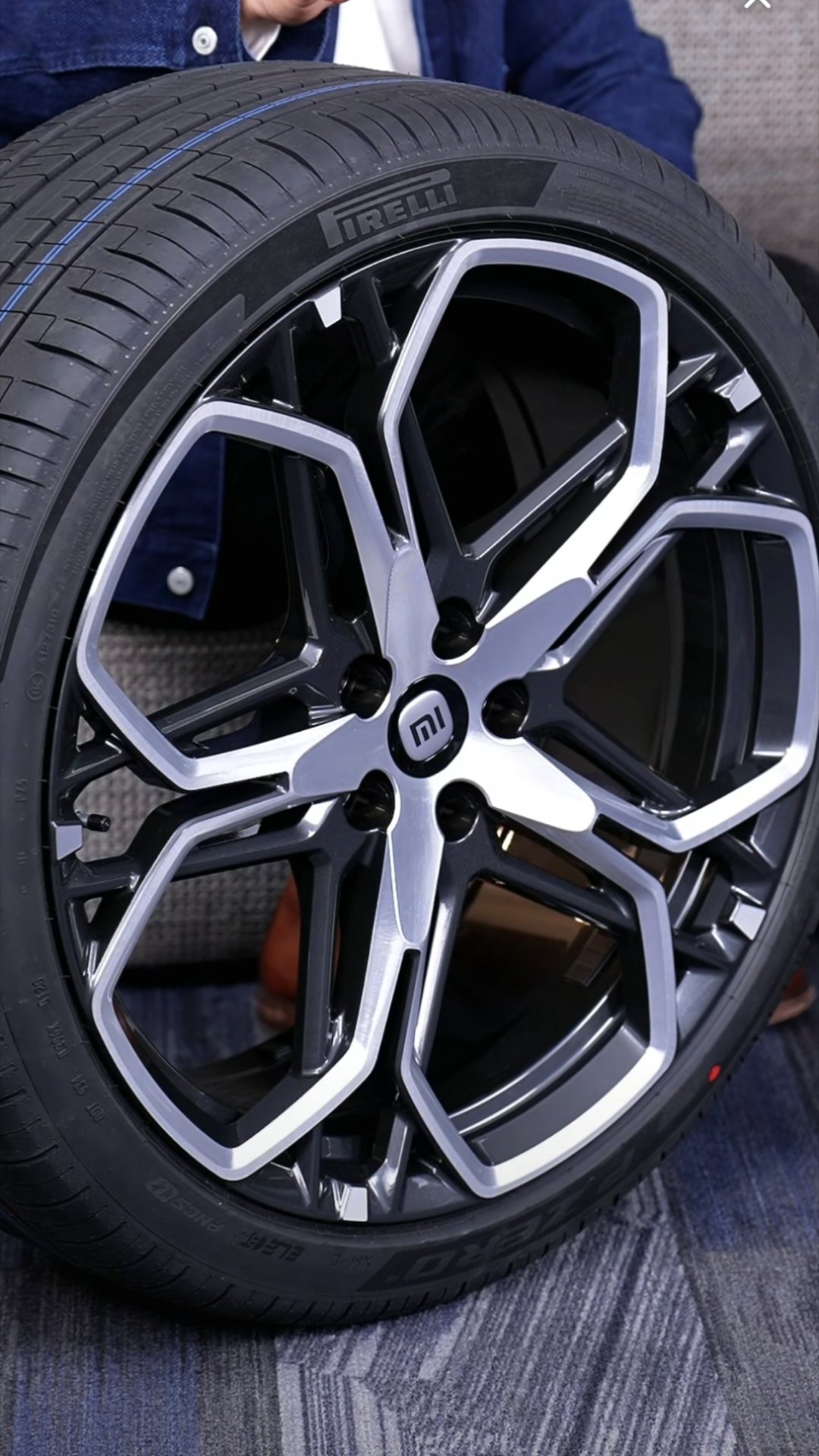 这个轮毂近距离看，真帅